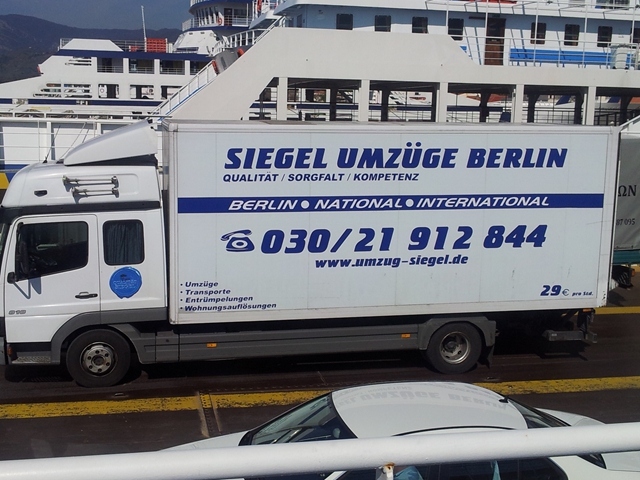 Professionelles Umzugsteam von Siegel Hausservice bei der Arbeit in Berlin